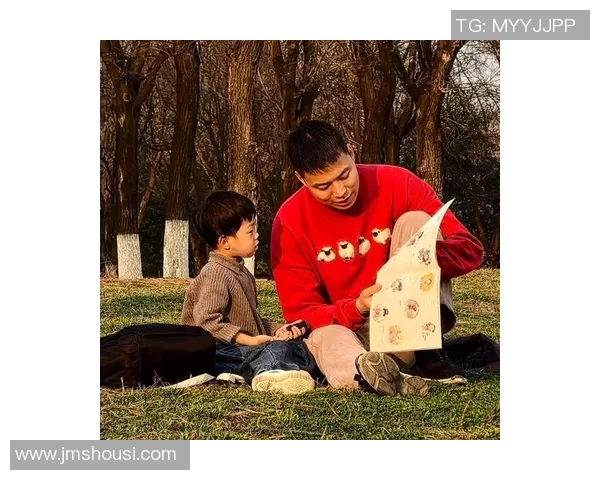 父子共踢快乐足球时光传递亲情与梦想的美好瞬间